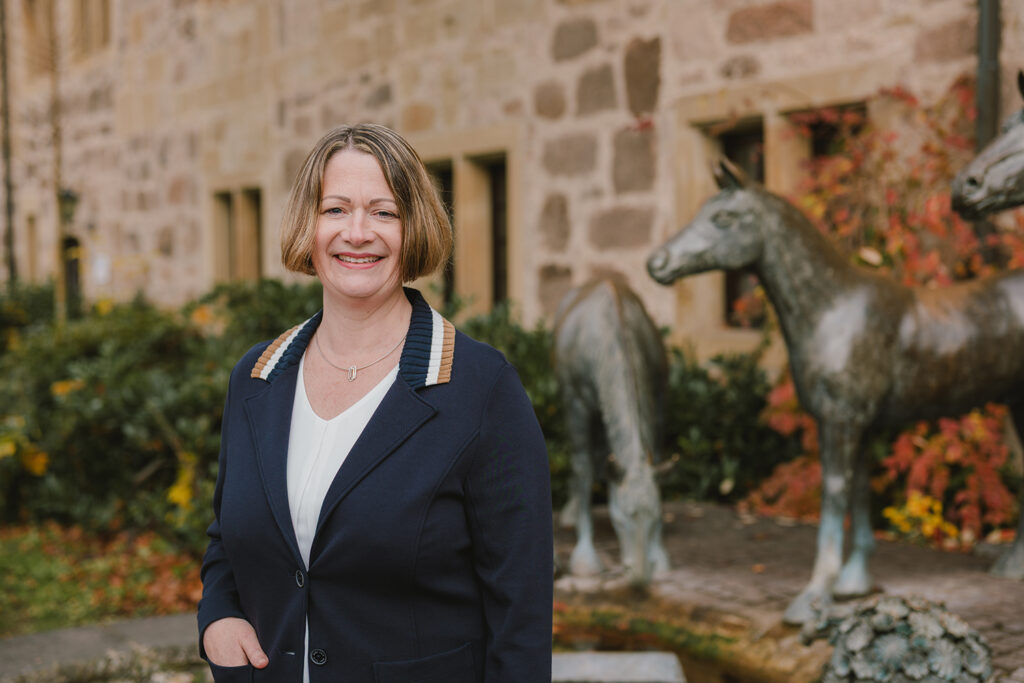 Ina Krone vor den Bronze-Pferden am Marstallgebäude in Pfedelbach – Dipl. Verwaltungswirtin und Kämmerin, Kandidatin für die Bürgermeisterwahl Pfedelbach 2026.