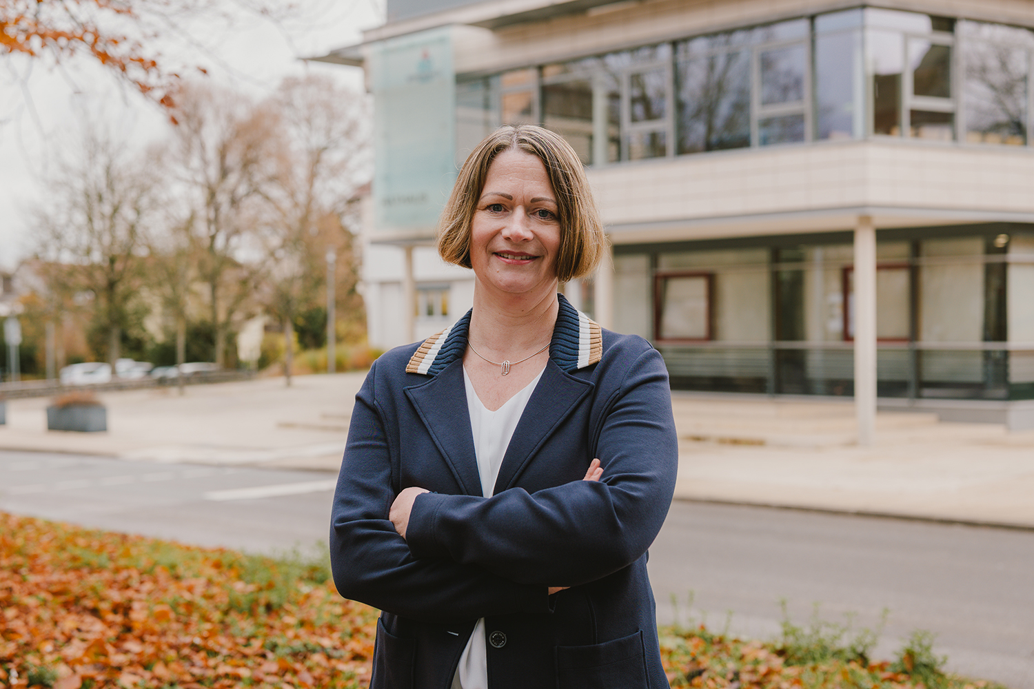 Ina Krone vor dem Rathaus Pfedelbach – Kandidatin für die Bürgermeisterwahl Pfedelbach 2026.